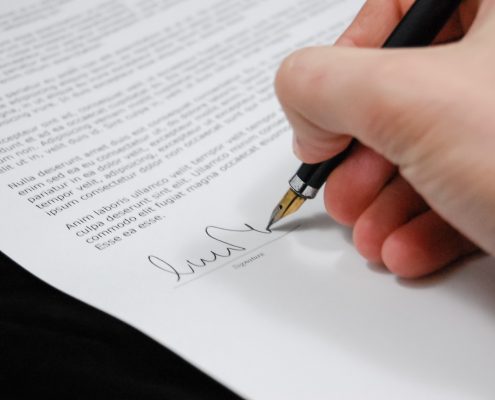 Unterzeichnung eines Dokuments